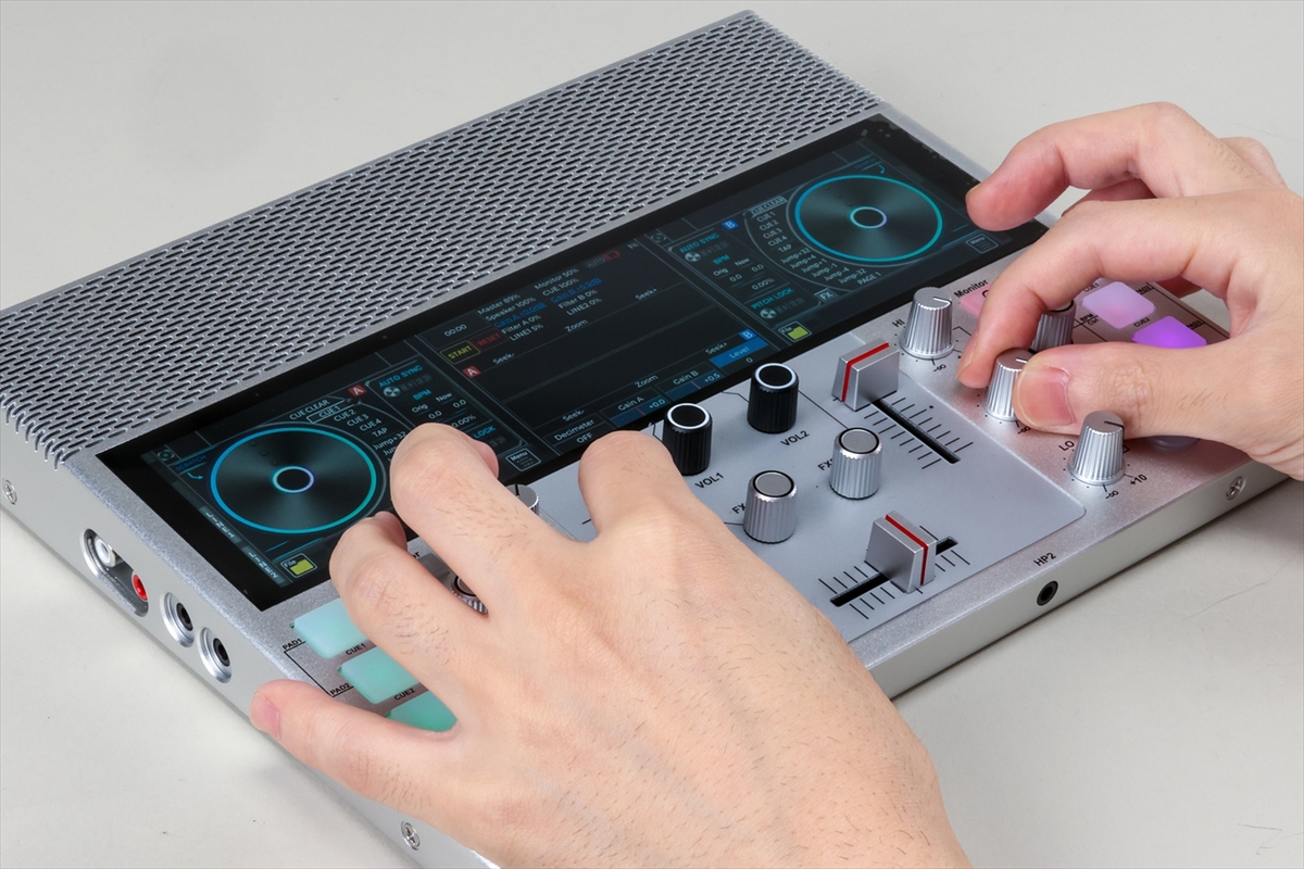 バッテリー＆スピーカー内蔵でこれ1台でどこでもDJ！ こだわり抜かれた