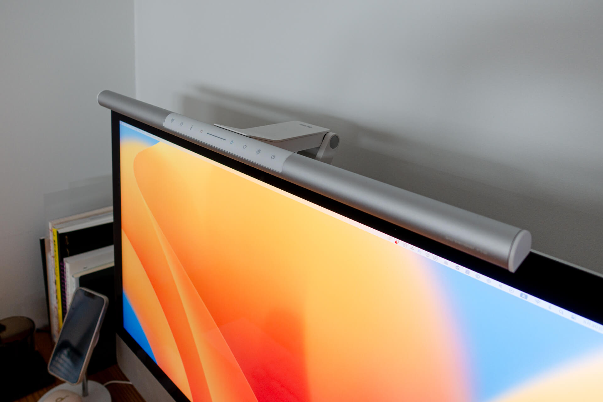 BenQ ScreenBar Pro 導入レビュー！使ってわかったモニターライトを
